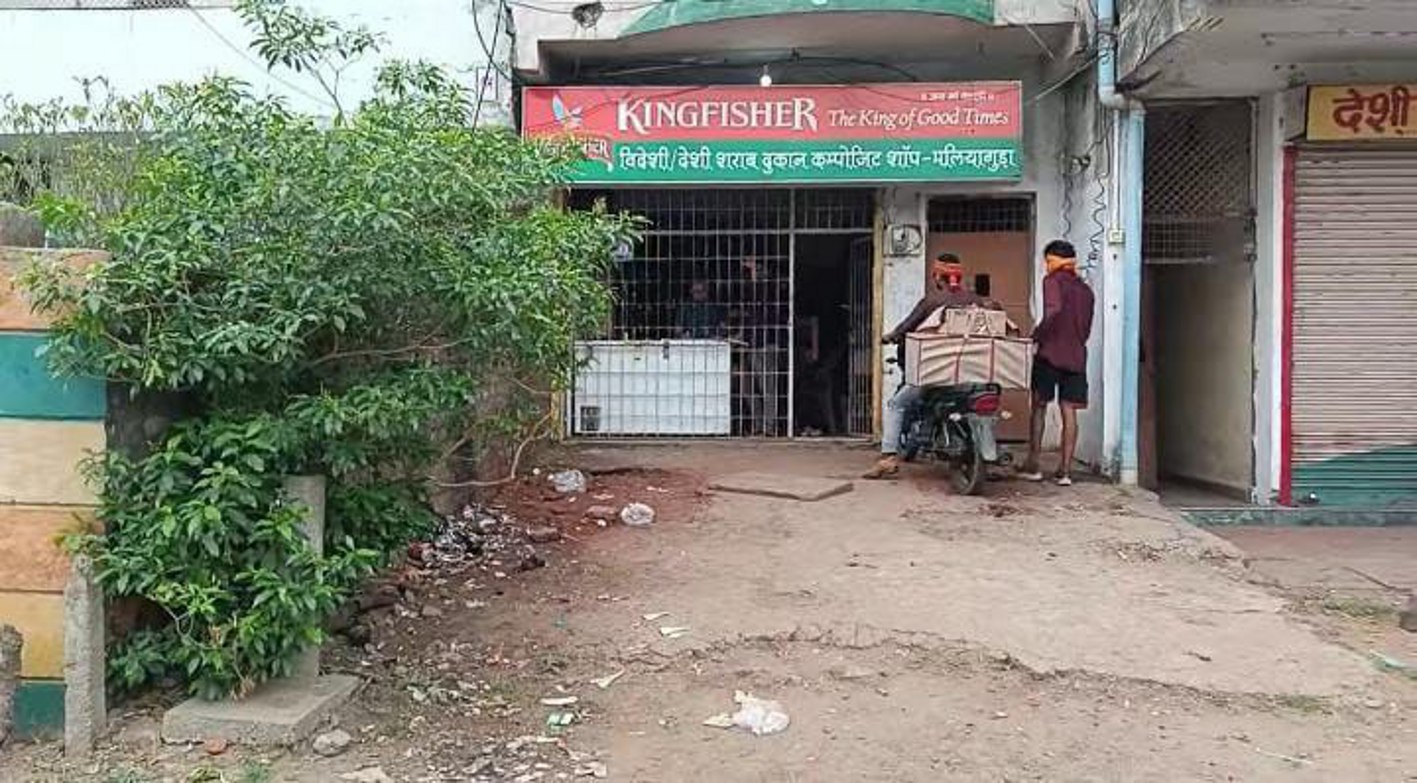 बाइक और कार के माध्यम से हाइवे किनारे संचालित ढाबों में पहुंचाई जा रही शराब