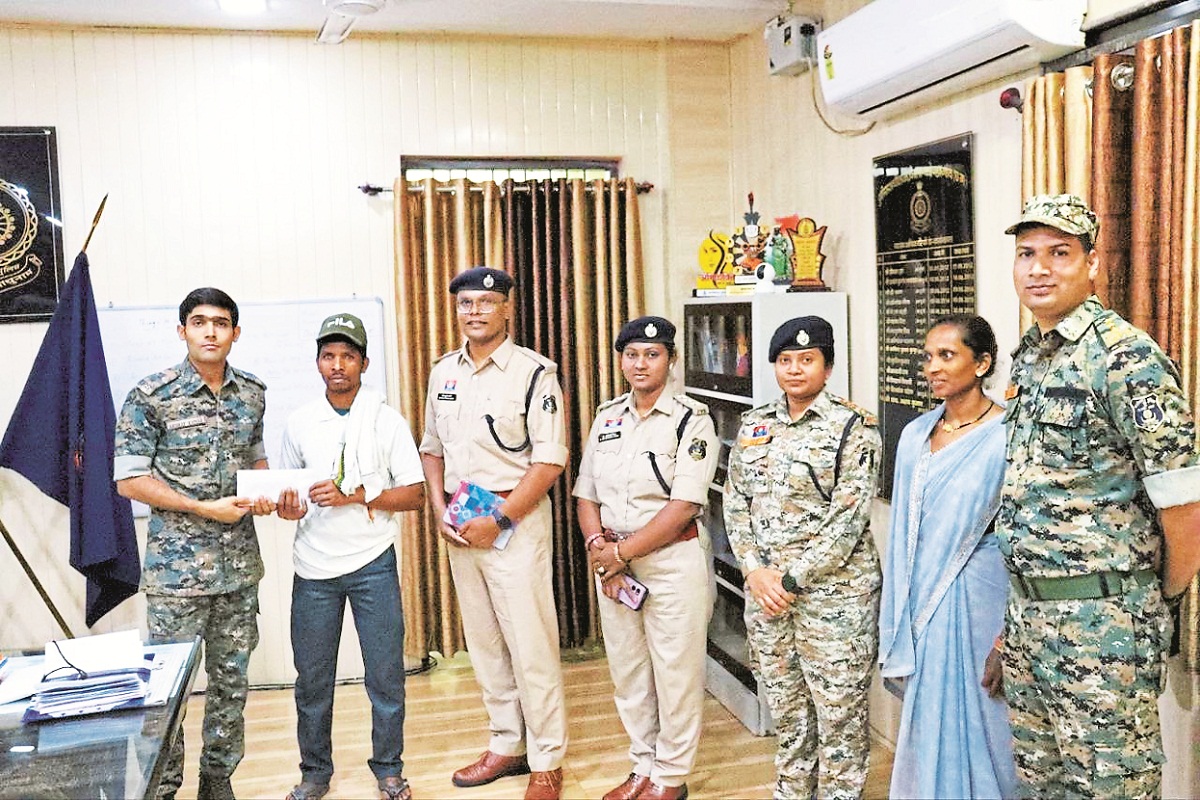 CG Naxalite Surrender: SP-ASP की हत्या में शामिल रहे नक्सल दपत्ति ने किया
आत्मसमर्पण, 8-8 लाख रुपए के थे इनाम