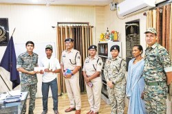 CG Naxalite Surrender: SP-ASP की हत्या में शामिल रहे नक्सल दपत्ति ने किया
आत्मसमर्पण, 8-8 लाख रुपए के थे इनाम - image