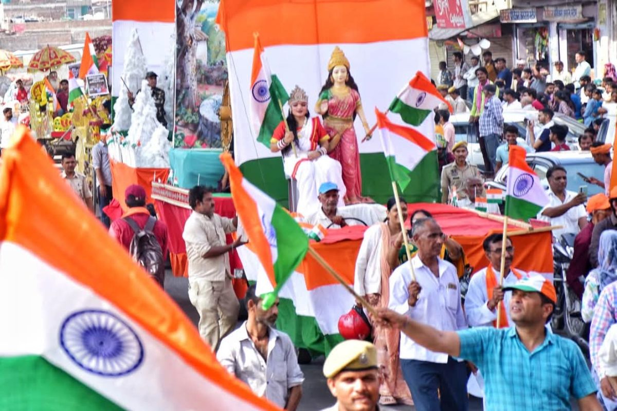 ‘गुलाबी नगरी’ में धूमधाम से निकली तिरंगा यात्रा, MLA गोपाल शर्मा के नेतृत्व में
जुटे हजारों युवा, देखें तस्वीरें