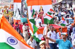 ‘गुलाबी नगरी’ में धूमधाम से निकली तिरंगा यात्रा, MLA गोपाल शर्मा के नेतृत्व में
जुटे हजारों युवा, देखें तस्वीरें - image
