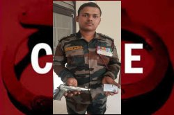 सेना पुलिस ने पकड़ा फर्जी आर्मी अधिकारी, कैप्टन की वर्दी में नकली पिस्टल लेकर
घूम रहा था - image