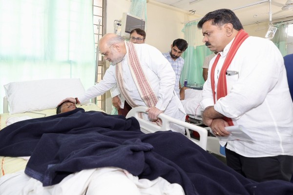 नक्सली मुठभेड़ में घायल जवानों से मिले अमित शाह, बोले - देश को अपने वीर जवानों गर्व है... देखें तस्वीरें