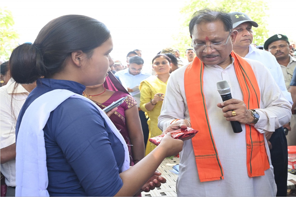 CG News: बैगा समुदाय की बिटिया ने 10वीं में किया टॉप, CM साय ने मुलाकात कर
बढ़ाया हौसला, देखें तस्वीरें