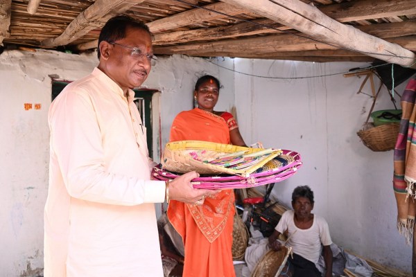 700 रुपए देकर CM साय ने खरीदा पर्रा, धुकना व सुपा…कमार बस्ती में बांस शिल्प को सराहा, देखें तस्वीरें