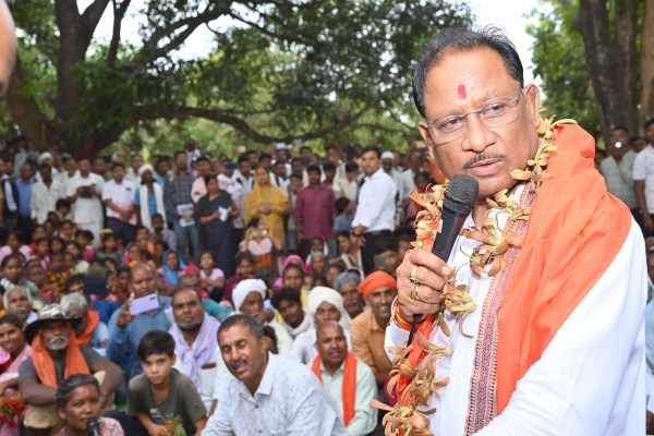 CG News: तेज हवाओं के बीच इस गांव में अचानक उतरा CM साय का हेलिकॉप्टर, देखकर उमड़ी लोगों की भीड़, किया संवाद