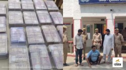 मुरादाबाद में डेढ़ करोड़ के बंद नोट बरामद, सिपाही समेत तीन गिरफ्तार, कार की
डिग्गी से बोरियों में मिले नोट - image