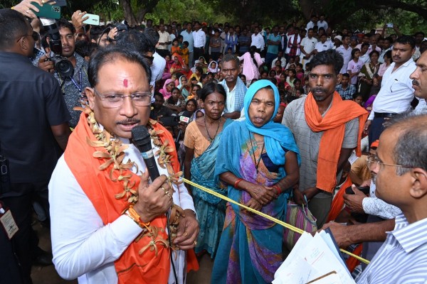 CG News: तेज हवाओं के बीच इस गांव में अचानक उतरा CM साय का हेलिकॉप्टर, देखकर उमड़ी लोगों की भीड़, किया संवाद