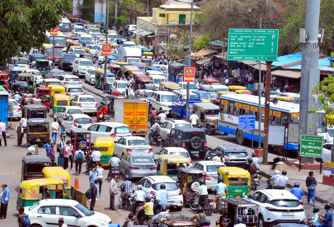 वकील उतरे सड़क पर किया रास्ता जाम, लोग होते रहे परेशान, देखें तस्वीरें