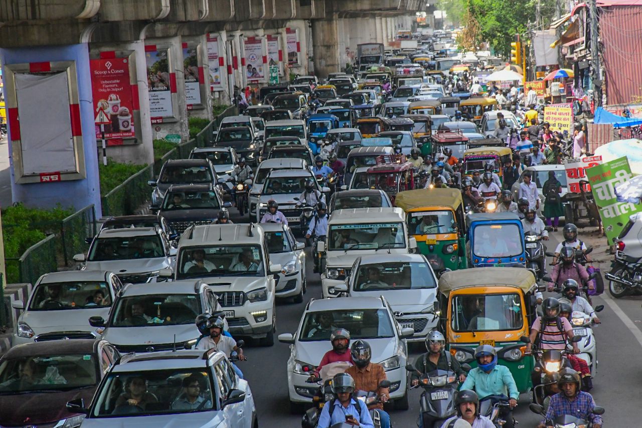 एलिवेटेड रोड बंद नीचे लगा रहा जाम, देखें तस्वीरें