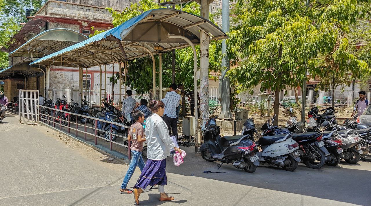 छांव के खड़ी होती है गाड़िया, लोग धूप में चलने को मजबूर, देखें तस्वीरें