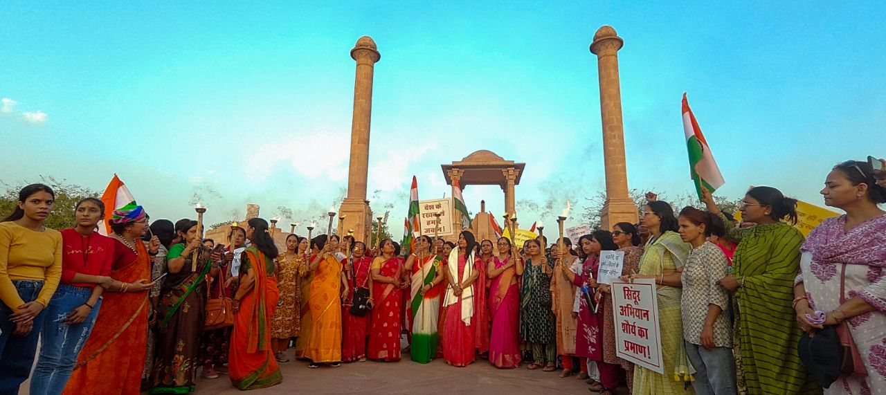 सिंदूर शौर्य यात्रा में शामिल हुई महिलाएं, देखें तस्वीरें