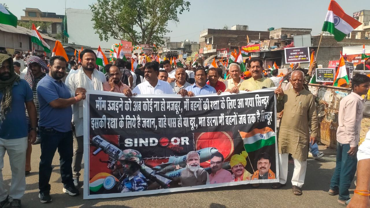 तिरंगा यात्रा में शामिल हुए लोग, देखें तस्वीरें