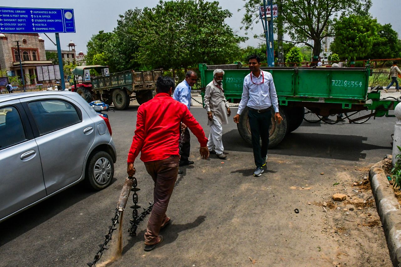 यूनिवर्सिटी में चल रही जोरदार तैयारियां, देखें तस्वीरें