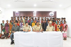 Naxalite Surrender: पुलिस को मिली बड़ी कामयाबी, 38 नक्सलियों ने एक साथ किया
सरेंडर - image