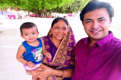 पति की मौत के बाद स्वयं पैरों पर खड़ी हुईं, फिर बेटे को बनाया डॉक्टर - image