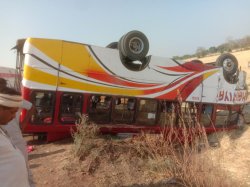 सीहोरा के पास बारातियों से भरी बस पलटी, 23 यात्री घायल, 6 गंभीर - image