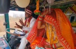 नया टे्रंड…अब तो ट्रक में ससुराल पहुंची दुल्हन, परिजनों ने किया स्वागत - image
