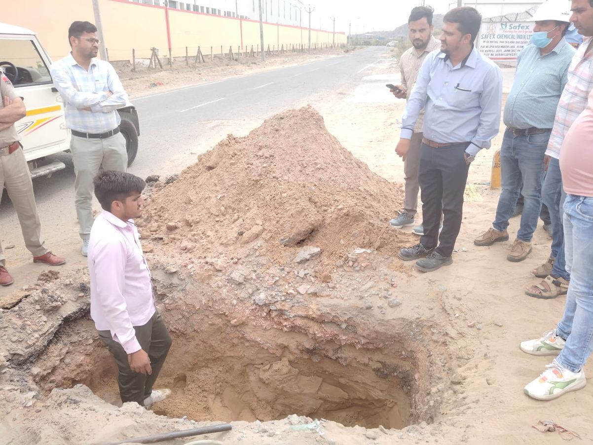 गड्ढा खोदने के दौरान सीएनजी की पाइप लाइन हुई क्षतिग्रस्त
