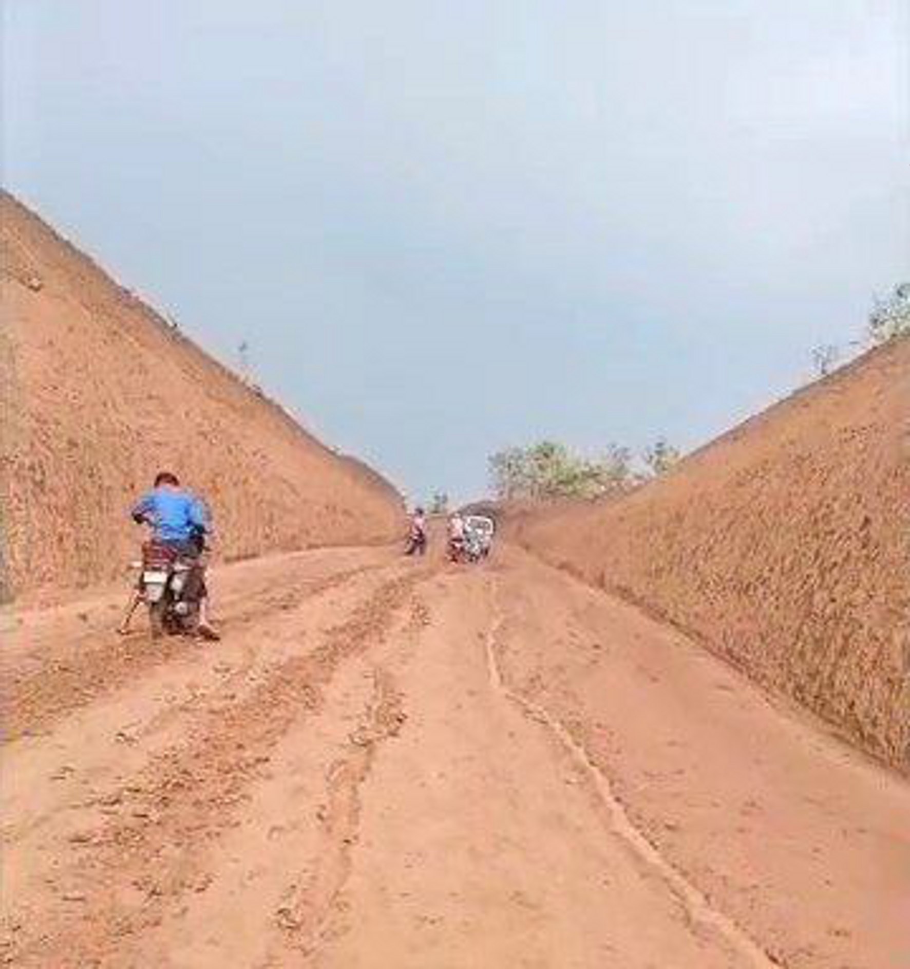 तीन साल से अधूरा पड़ा श्यामडीह-कनवाही मार्ग, बारिश में आवागमन होता है मुश्किल