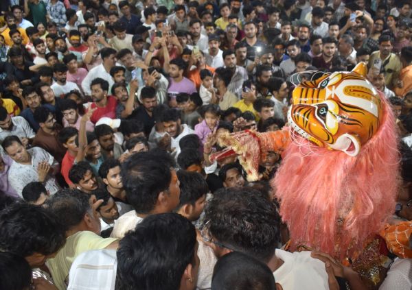 Lord Narasimha appeared after tearing the pillar, killed Hiranyakashyap, echoed cheers