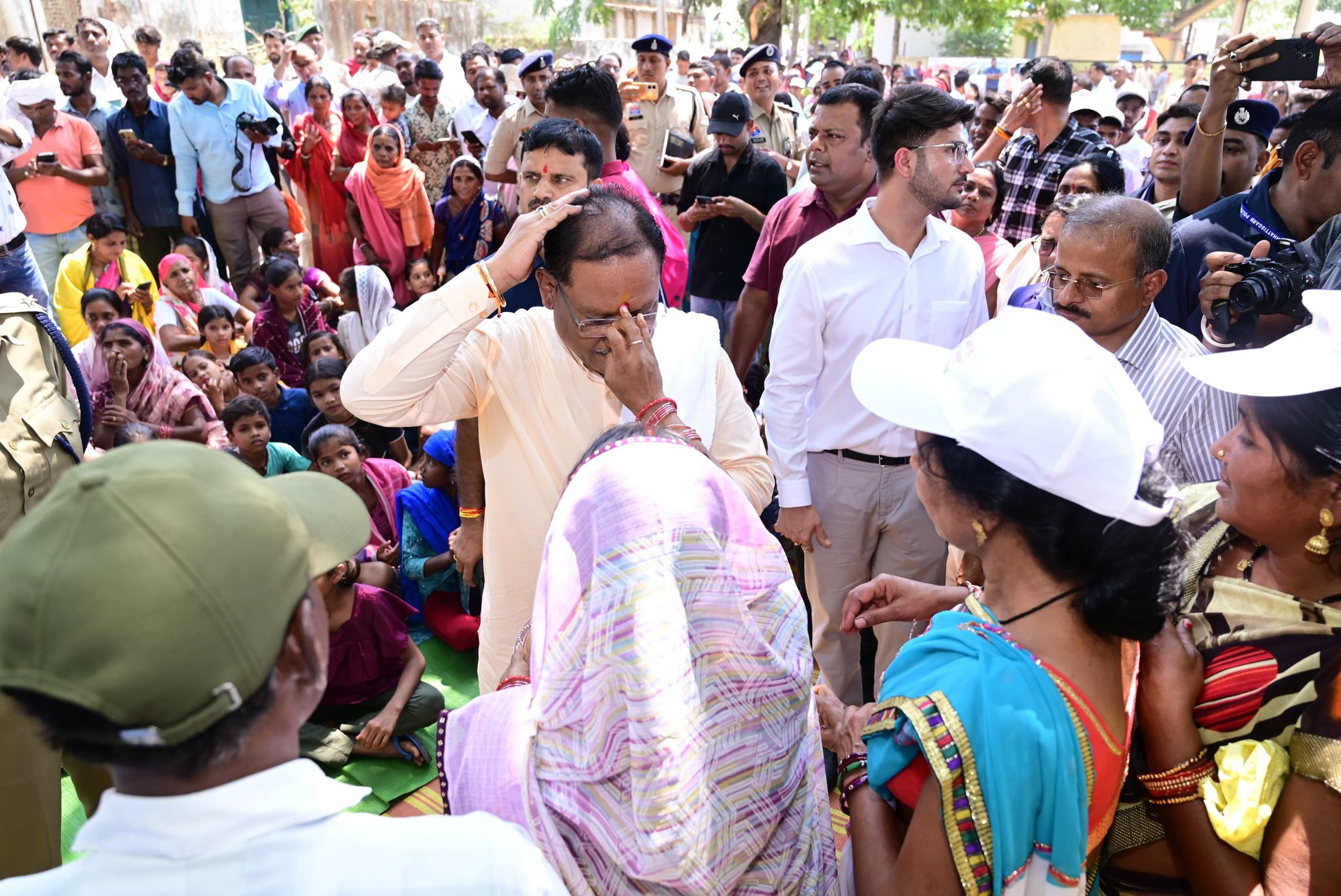 CM साय ने बरगद के पेड़ के नीचे चौपाल में ग्रामवासियों से की बातचीत, देखें
Photo..