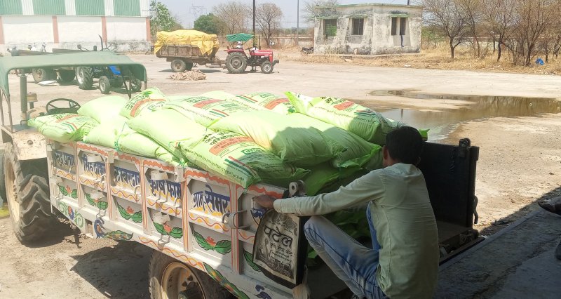 Preparation for Kharif crop: Farmers started stocking DAP fertilizer so that they do not have to face problems later