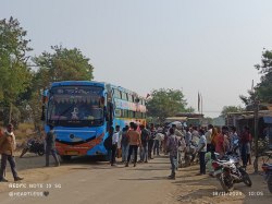 पलायन का दंश: रनेह गांव में सिर्फ मजदूरों को लेने आती है गुजरात से बस, किराया
१३०० रुपए - image
