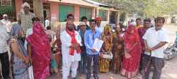 आरोप: सहायक सचिव नहीं मिलने दे रहे प्रधानमंत्री आवास का लाभ, सरपंच बेच रहे पानी - image
