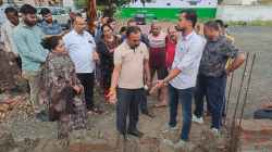 वार्डवासियों का आरोप, ठेकेदार ने की अभद्रता, पार्षद के साथ दिया निर्माणाधीन
पार्क में धरना - image