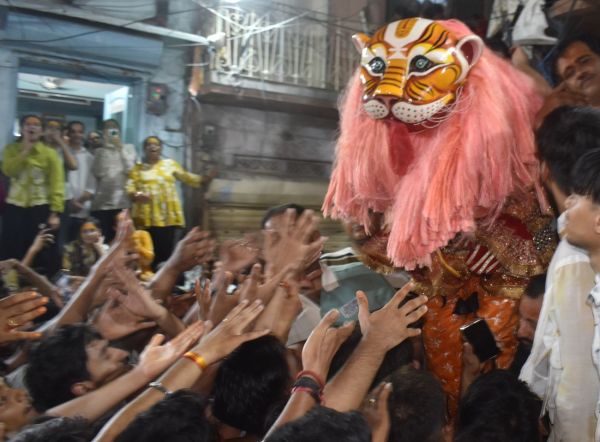 Lord Narasimha appeared after tearing the pillar, killed Hiranyakashyap, echoed cheers