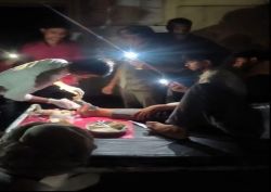 लाइट के अभाव में टॉर्च के उजाले में उपचार कर रहे डॉक्टर - image
