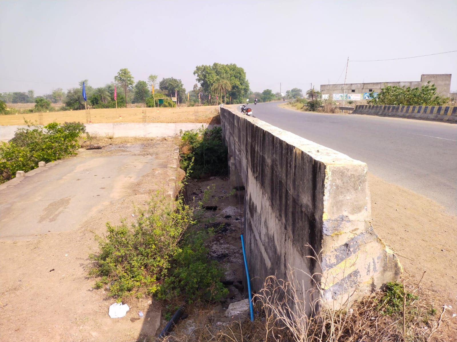 बारिश के दिनों में गांव में घुसेगा पानी, बाढ़ के निर्मित होंगे आसार