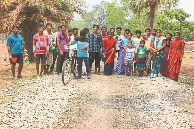 CG News: पीएम सड़क गड्ढे में तब्दील, लोगों ने चक्का जाम और धरना प्रदर्शन की दी चेतावनी