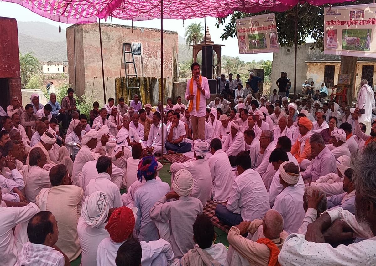 एलिवेटेड रोड का रूट बदलने के विरोध में सड़क पर उतरे ग्रामीण