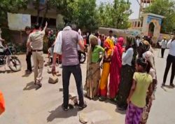 आक्रोशित महिलाओं ने रोड किया जाम, सरकार के खिलाफ लगाए नारे - image