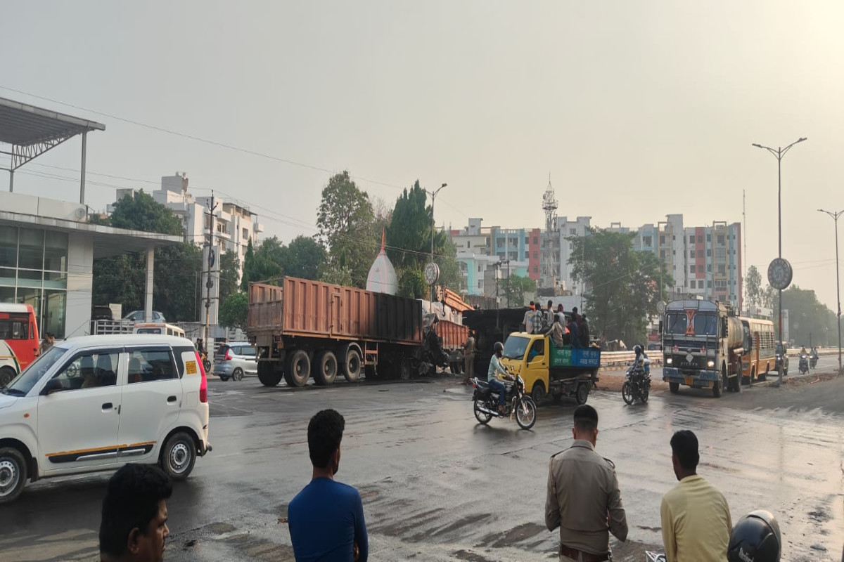 Ayodhya-Lucknow हाईवे पर भीषण सड़क हादसा: दो डंपरों की टक्कर से लगी आग, ड्राइवर की मौत, पुलिस-फायर ब्रिगेड ने संभाला मोर्चा