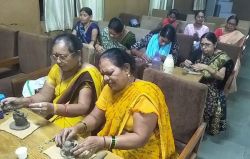पर्यावरण संरक्षण की अनूठी पहल : महिलाएं मिट्टी में बीज मिलाकर निर्माण कर रहीं
गणेश मूर्तियां, अंकुरित होंगे पौधे - image
