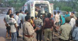 डेढ घंटे तक अस्पताल में एम्बुलेंस के लिए परेशान होते रहे गंभीर घायल के परिजन - image