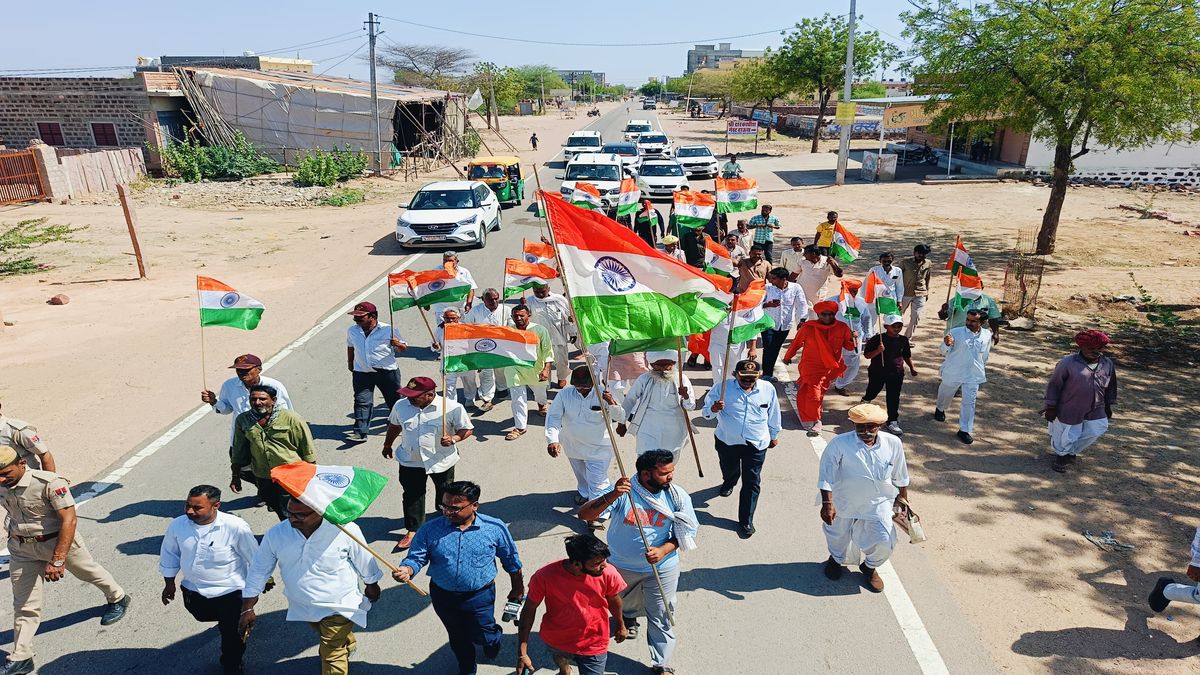 Watch Video: निकली तिरंगा यात्रा, तिरंगा लेकर सेना को किया सलाम, लगाए देशभक्ति के नारे