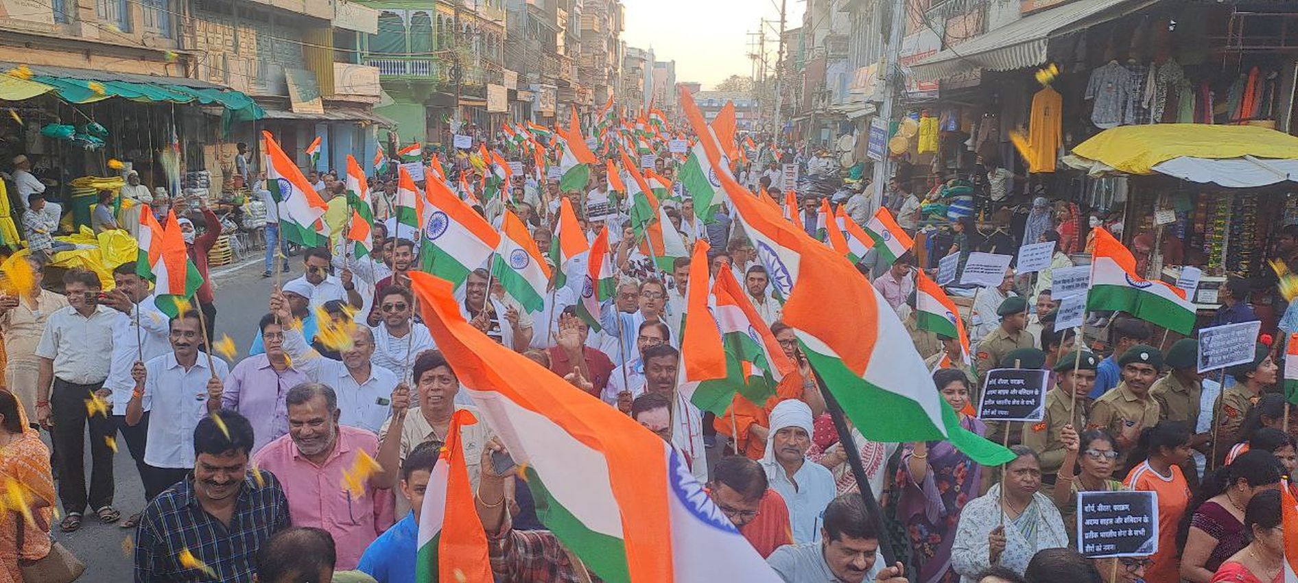 ऑपरेशन सिंदूर… हाथों में तिरंगा, होठों पर वंदे मातरम, भारत माता की जय, मन में
देशभक्ति का जोश