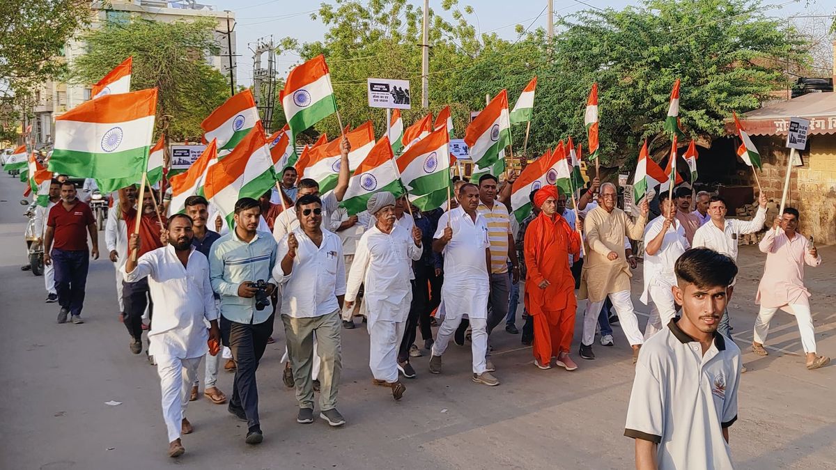 Watch Video: निकाली तिरंगा यात्रा, लगाए भारत माता के जयकारे