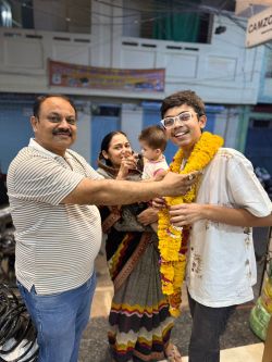 कम नंबर आने पर बेटा को डिप्रेशन से निकालने पिता ने बजवाए ढोल-नगाड़े, आतिशबाजी कर
किया सम्मान - image