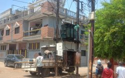 लोड बढ़ने से फेल हुआ ट्रांसफार्मर,भीषण गर्मी में बिना बिजली के गुजारी रात - image