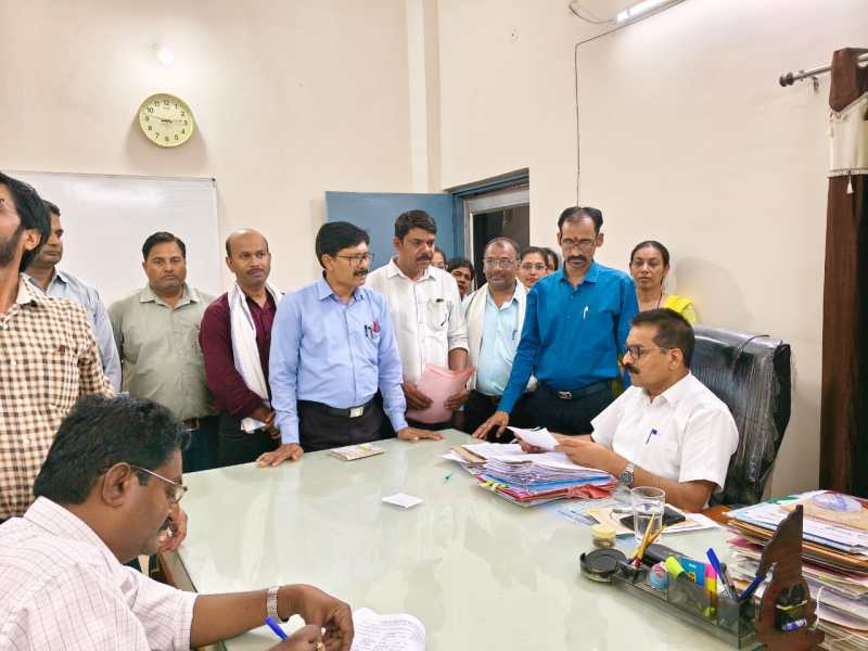 डीइओ को सौंपा ज्ञापन