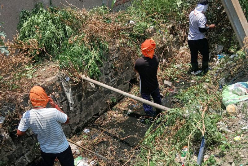 बारिश से पहले चल रहा साफ-सफाई कार्य