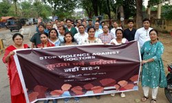 पुलिस व डॉक्टर के बीच झड़प मामले में दोनों पक्षों पर मामला दर्ज - image