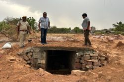 नहीं मिला बजट, देसी जुगाड़ से निकाला पानी निकासी का रास्ता - image