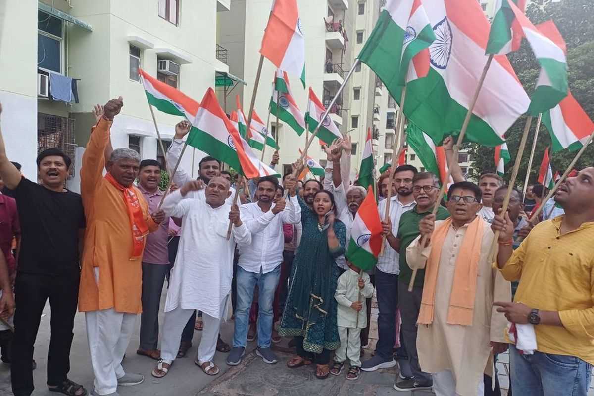 सैनिकों के सम्मान में तिरंगा यात्रा, गूंजे देशभक्ति के तराने…. देखें फोटो गैलेरी
….