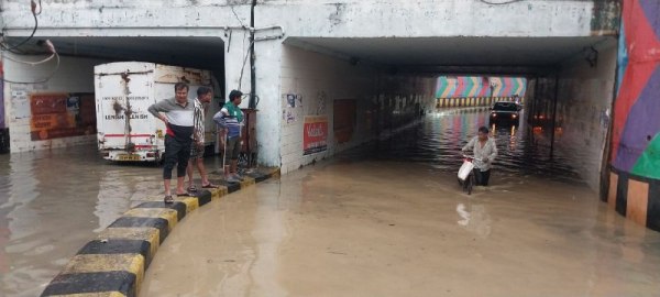 Raipur News: रायपुर में देर शाम तेज बारिश, सड़क पर भरा पानी, अंडरब्रिज बना स्विमिंग पूल, देखें